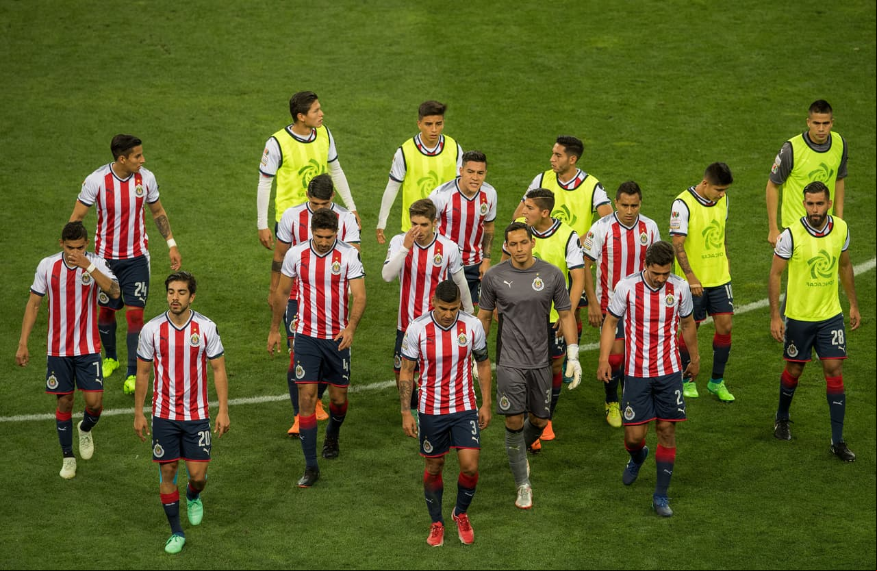 Con la cabeza al piso salieron los jugadores de Chivas a los camerinos. Había mucho para pensar y replantear.