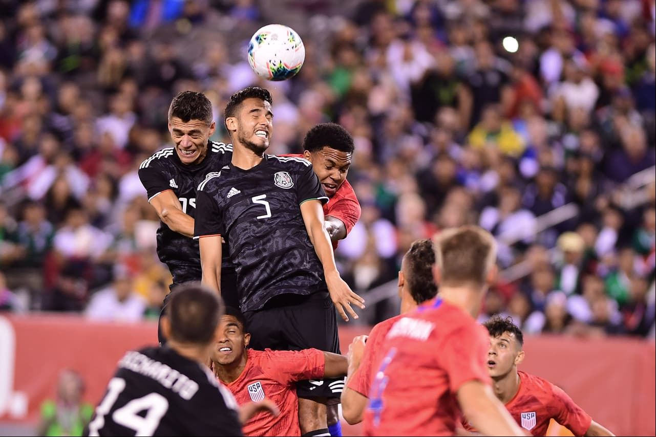 Con goles de Chicharito Hernández, Érick Gutiérrez y Uriel Antuna, México vence 3-0 al equipo de las barras y las estrellas; Orozco atajó un penal.