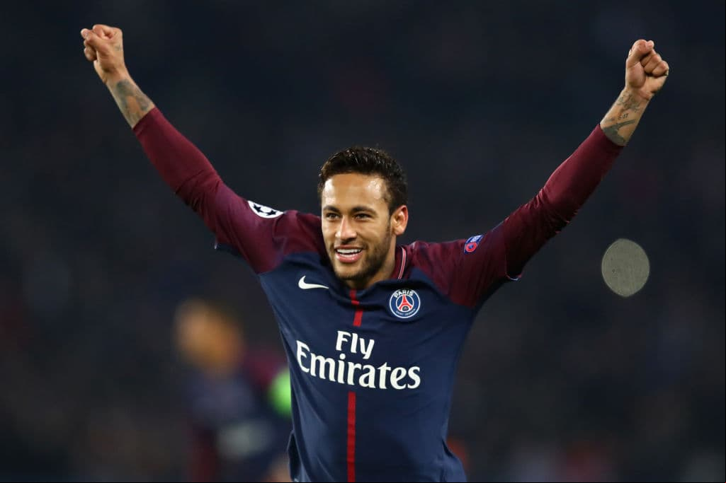El traspaso más caro de la historia del fútbol es el de Neymar por quien el PSG pagó la cláusula de recisión del Barcelona por 222 millones de euros el 3 de agosto de 2017.
