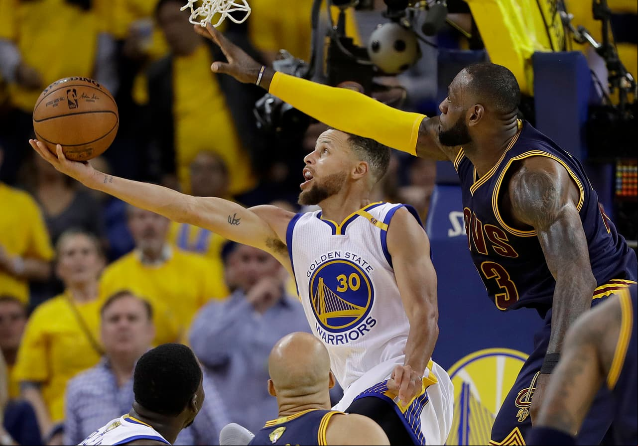 2017, tercera final consecutiva ante los Warriros y en esta ocasión, los Cavaliers de James no lo logran y pierden 1-4, sin embargo los números de LeBron en promedio fueron
<b>: </b>33,6 puntos, 12,0 rebotes y 10 asistencias.