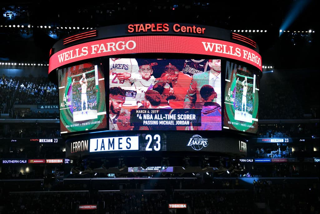 A través de la pantalla gigante de la arena, James era tributado con un video que lo conmovió hasta las lágrimas y con la cabeza debajo de una toalla, una mezcla de emociones lo invadió.