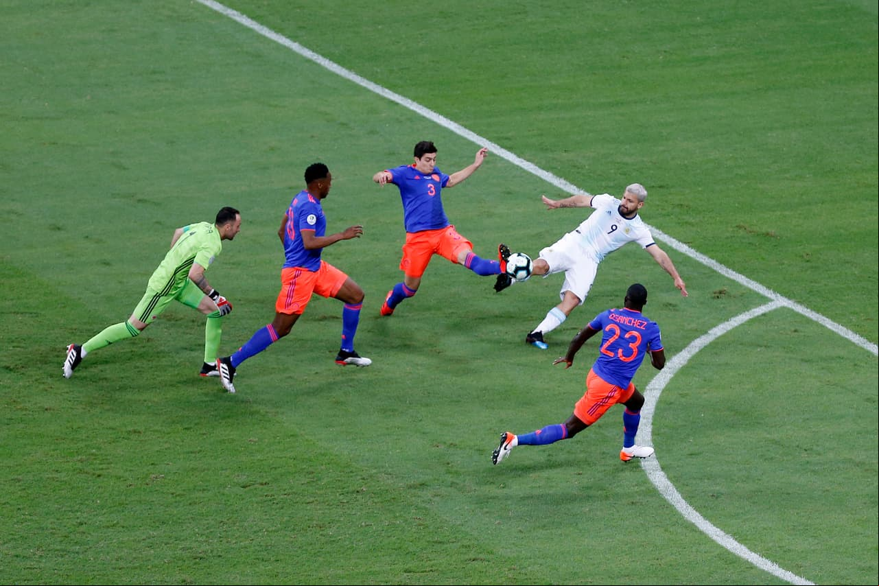 Agüero estuvo cerca de romper el cero pero se marcó fuera de juego. De cualquier forma, Stefan Medina evitó la anotación.