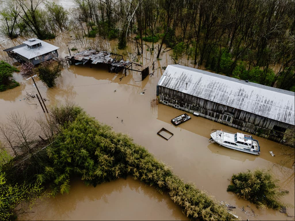 Al menos 18 muertos por inundaciones y tornados: las tormentas se trasladan al sureste