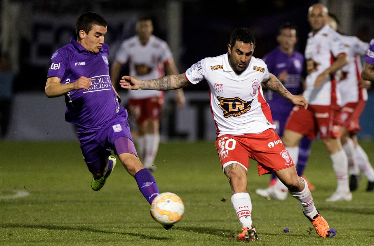 En 2006 volvió a River Plate y en la Libertadores fue el máximo anotador con cinco tantos. Nuevamente, por temas de representantes y de más, abandonó el club. Fichó por el Independiente y jugó tres años en el club.