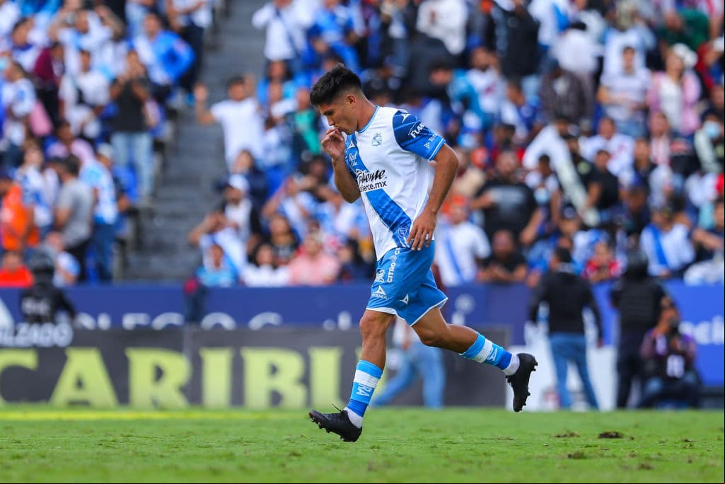 Tras el empate a un gol en el tiempo regular, Puebla se impuso a las Chivas desde los 12 pasos y chocarán con América. La Franja evitó el Clásico Nacional.
