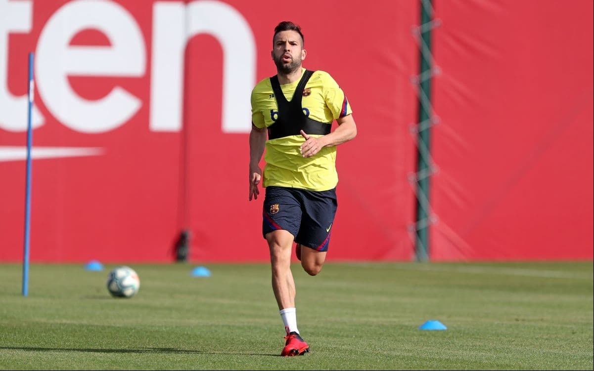 Los jugadores entrenan con distancia de seguridad y hacen ejercicios con y sin balón.
