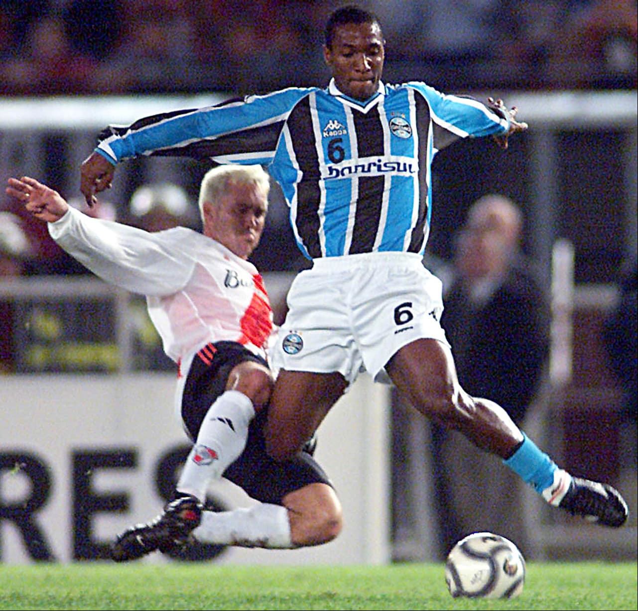 De 1999 a 2004 defendió los colores de River Plate. A pesar de ser talentoso, también metía la pierna fuerte y jamás se achicó.