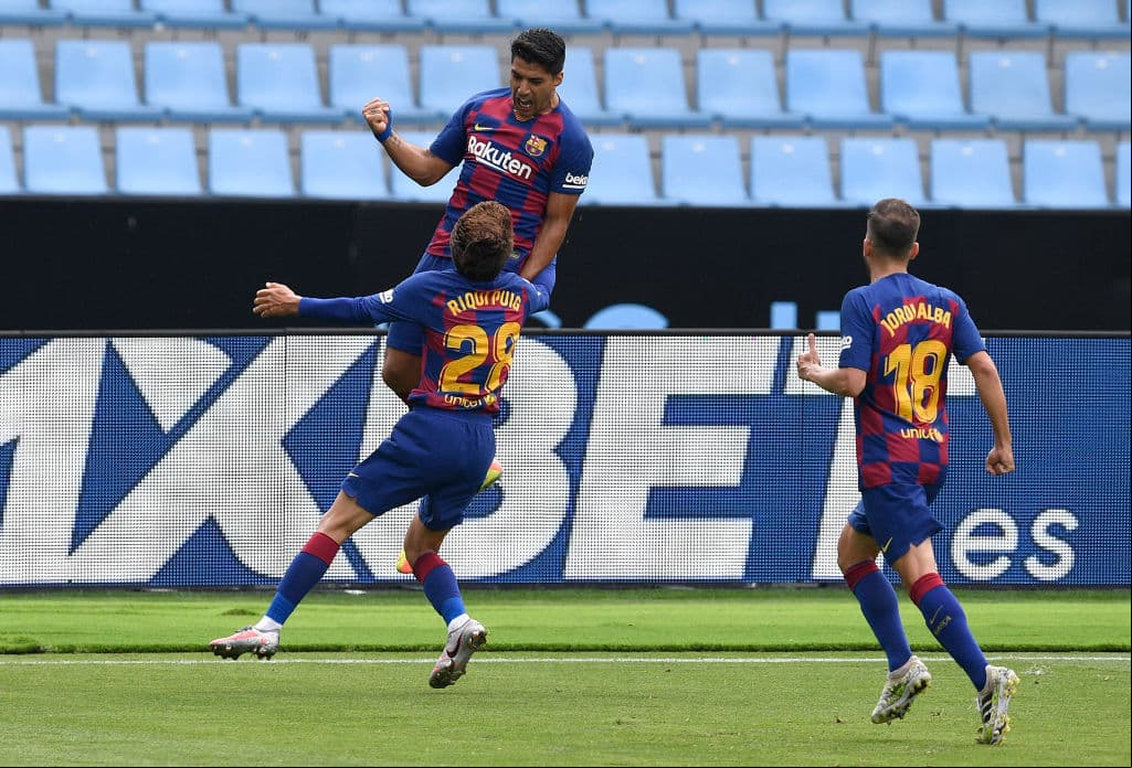 Luis Sua´rez recibe el balón en el área y con un giro logra abrirse el espacio ante la marca de Néstor Araujo y saca un disparon razante pegado al pelo para volver a tomar la ventaja en el partido.