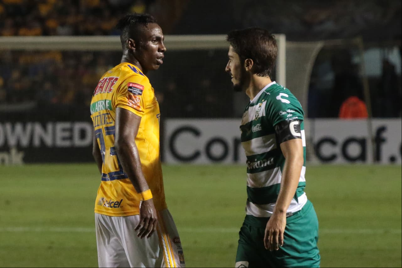Como era de esperarse entre dos equipos que tienen una declarada rivalidad deportiva, los ánimos se caldearon aunque no pasó más allá de las palabras.