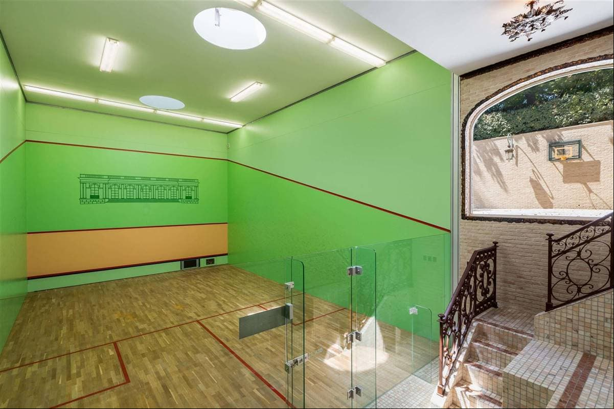 El lugar donde posiblemente podría vivir Messi y su familia es llamado Palacio Rosa (Palais Rose), construcción del año 1900 inspirada en el Grand Trianon y que está catalogado como monumento de interés histórico, pues cuenta con techos altos, grandes ventanas y muebles de la época. La residencia se encuentra 20 minutos de París.