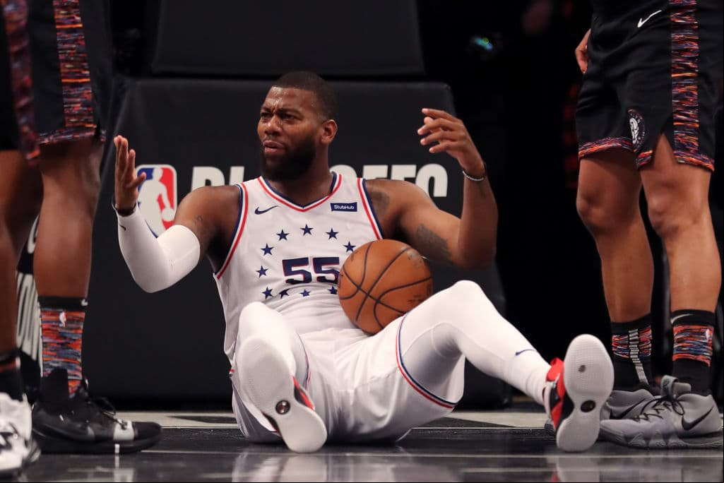En lugar de Joel Embiid tuvo que empezar como titular el veterano poste Greg Monroe y respondió para la causa de los Philadelphia 76ers al aportar nueve unidades y recuperar 13 rebotes.