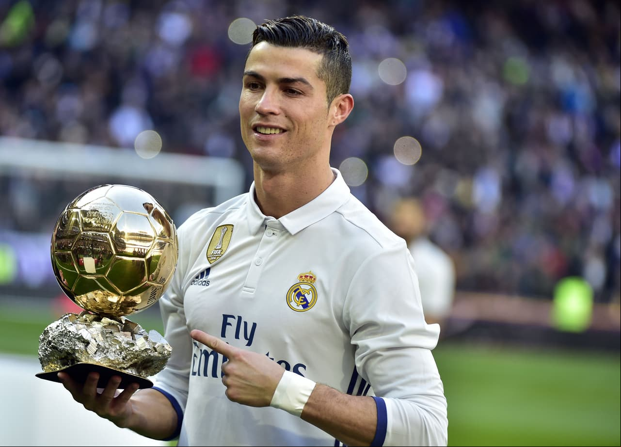 Cristiano Ronaldo presentó su Balón de Oro ante la afición del estadio Santiago Bernabéu, en el previo de una fiesta blanca que sirvió para advertir del poderío del equipo con el liderazgo del portugués.