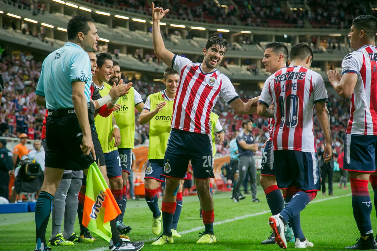 Rodolfo Pizarro igualó las acciones con un golazo al minuto 52. Recibió un tiro de esquina retrasado y desde fuera del área mandó un disparo que se incrustó en el área. GOLAZO.