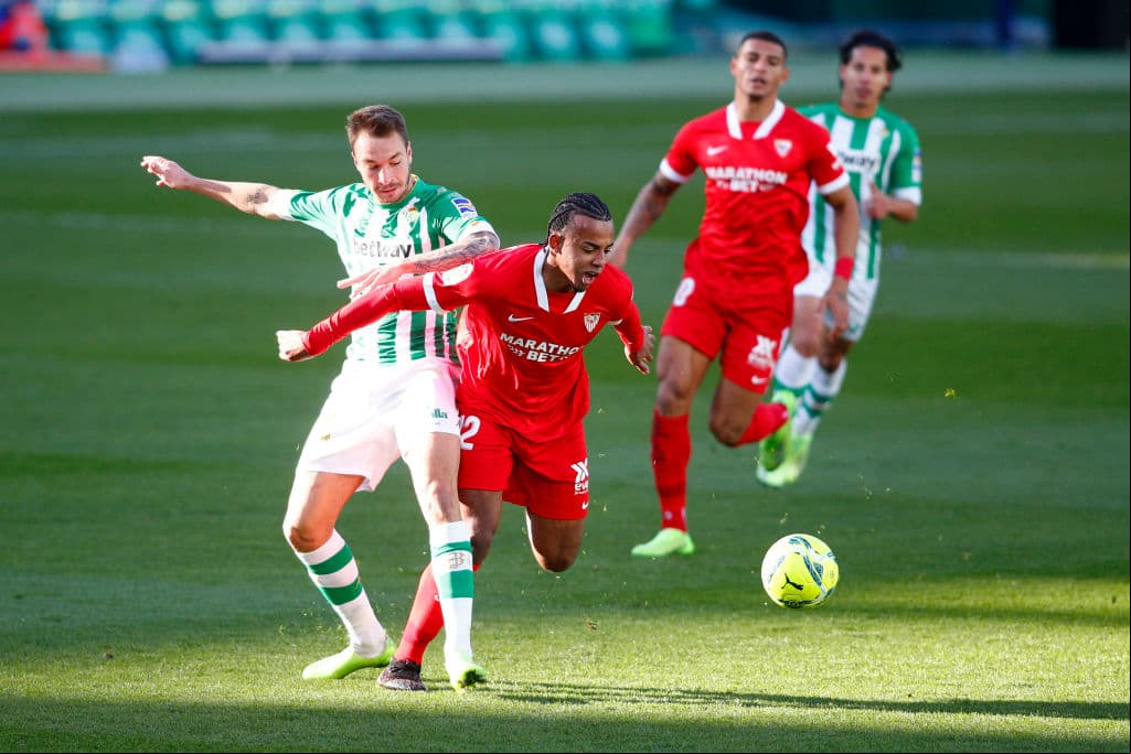 Cayó el empate en el Gran Derbi, donde se enfrentaron el Real Betis y Sevilla, con marcador 1-1. El primer gol cayó por parte de Suso al minuto 48, pero seguido a éste, los verdiblancos igualaron el partido gracias a la anotación de Sergio Canales. El mexicano Diego Lainez fue titular durante el encuentro.