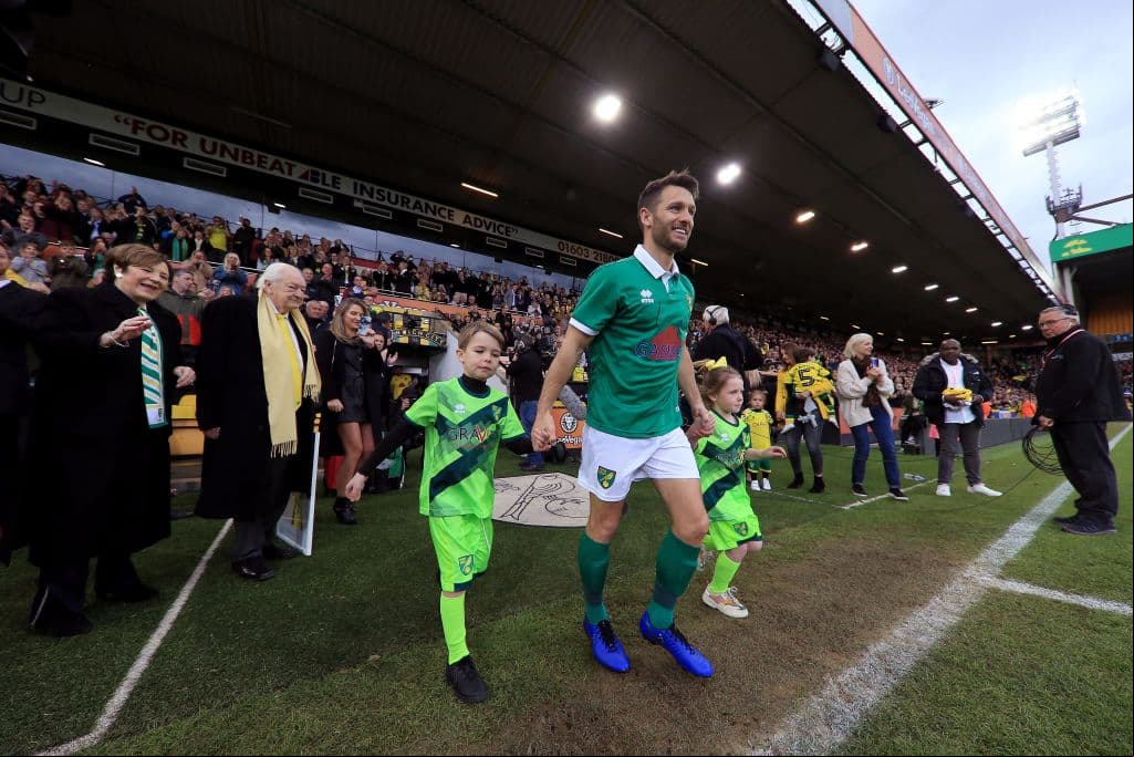 Así festejaron los futbolistas, aficionados, y todos los involucrados con el Norwich City en el desfile realizado en la ciudad de Norwich, en Norfolk, Inglaterra, donde celebraron el título obtenido en The Championship y su regreso a la Premier League para 2019-20. Incluso jugaron en el estadio Carrow Road un interescuadras para deleitar a la afición.