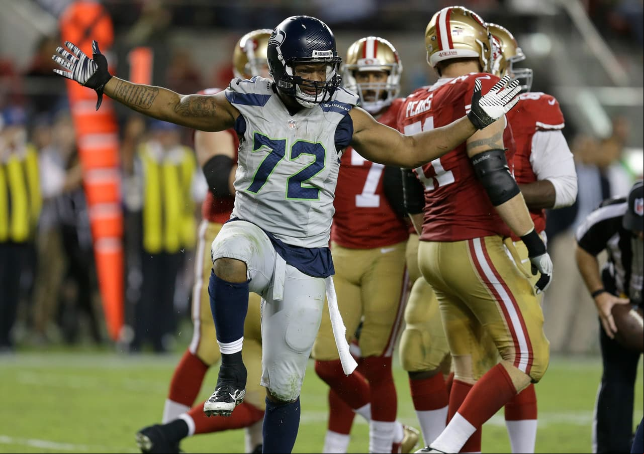 Lideró la defensiva que generó seis capturas para un pérdida de 43 yardas, 20 de Bennett.