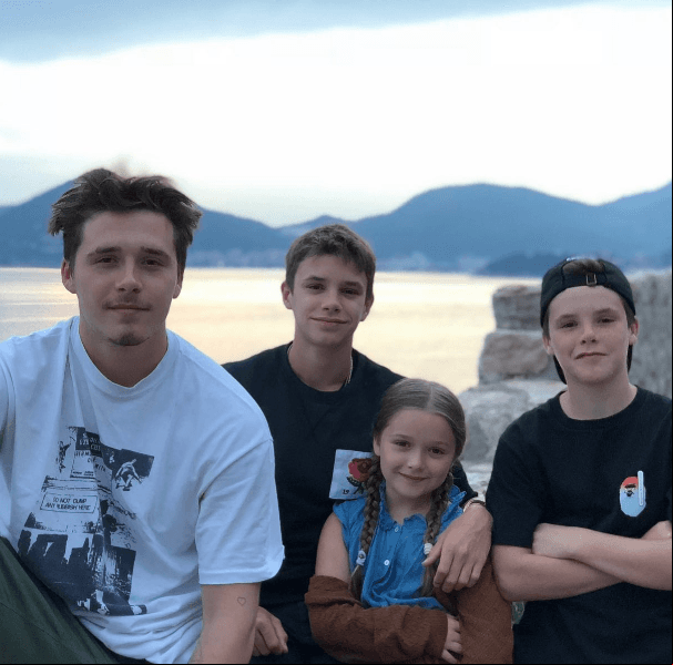 Con el paso del tiempo la familia Beckham fue creciendo. Romeo nació en septiembre de 2002, Cruz en febrero de 2005 y finalmente en julio de 2011 nació la menor del clan, Harper.