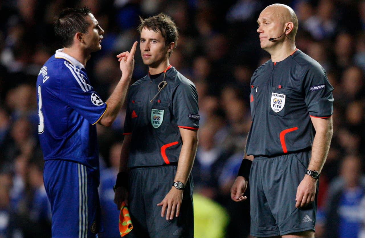 La realidad es que el árbitro del encuentro, Tom Henning Ovrebo, tu un partido para el olvido y terminó perjudicando al Chelsea por no marcar una serie de penales que todo el mundo vio.