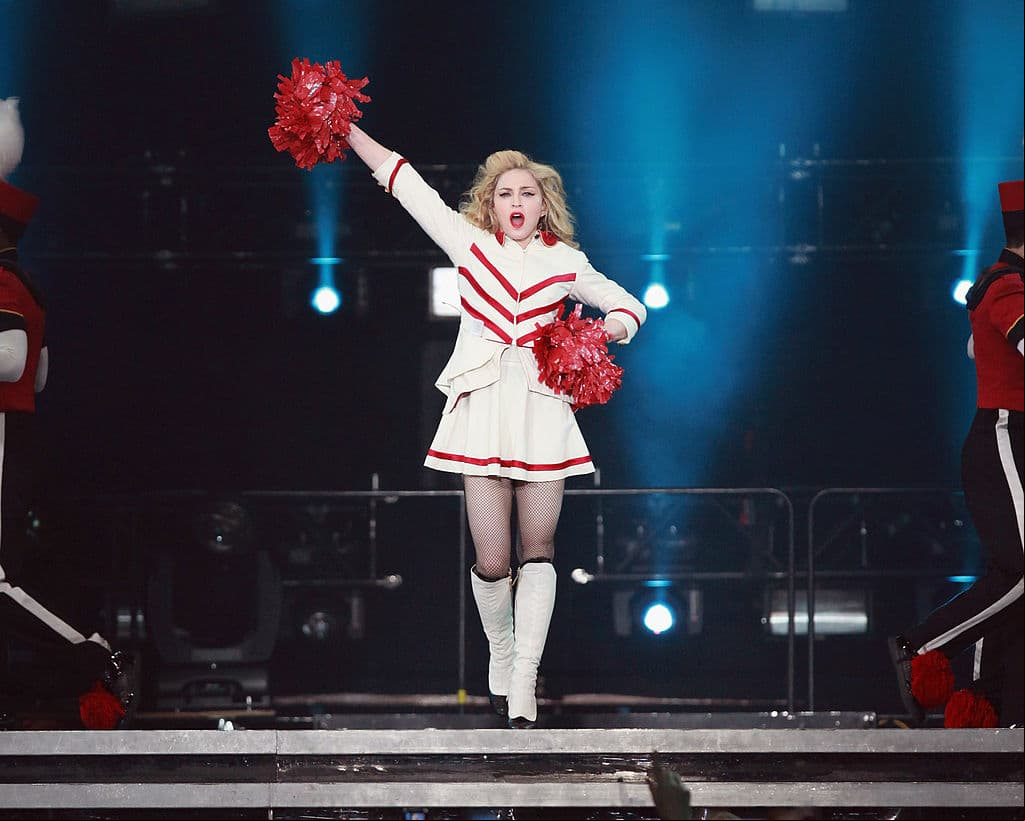 Para el videoclip de ‘Material Girl’ hizo un breve homenaje a Marilyn Monroe, vistiendo como ‘la mujer más sensual del siglo’.
