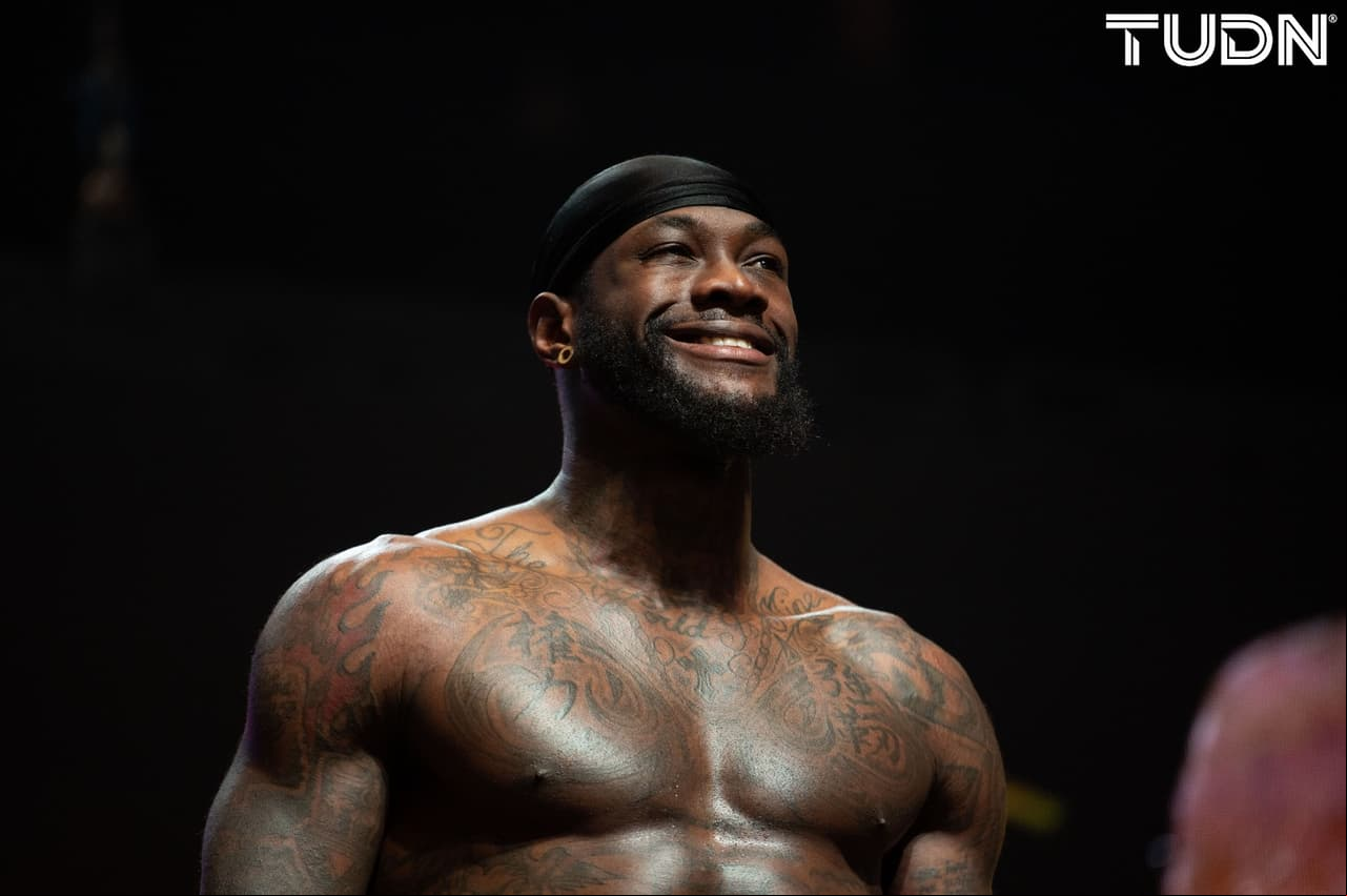 Tyson Fury (273 libras) y Deontay Wilder (231) protagonizaron un pesaje inusual al no poder realizar el tradicional cara a cara.