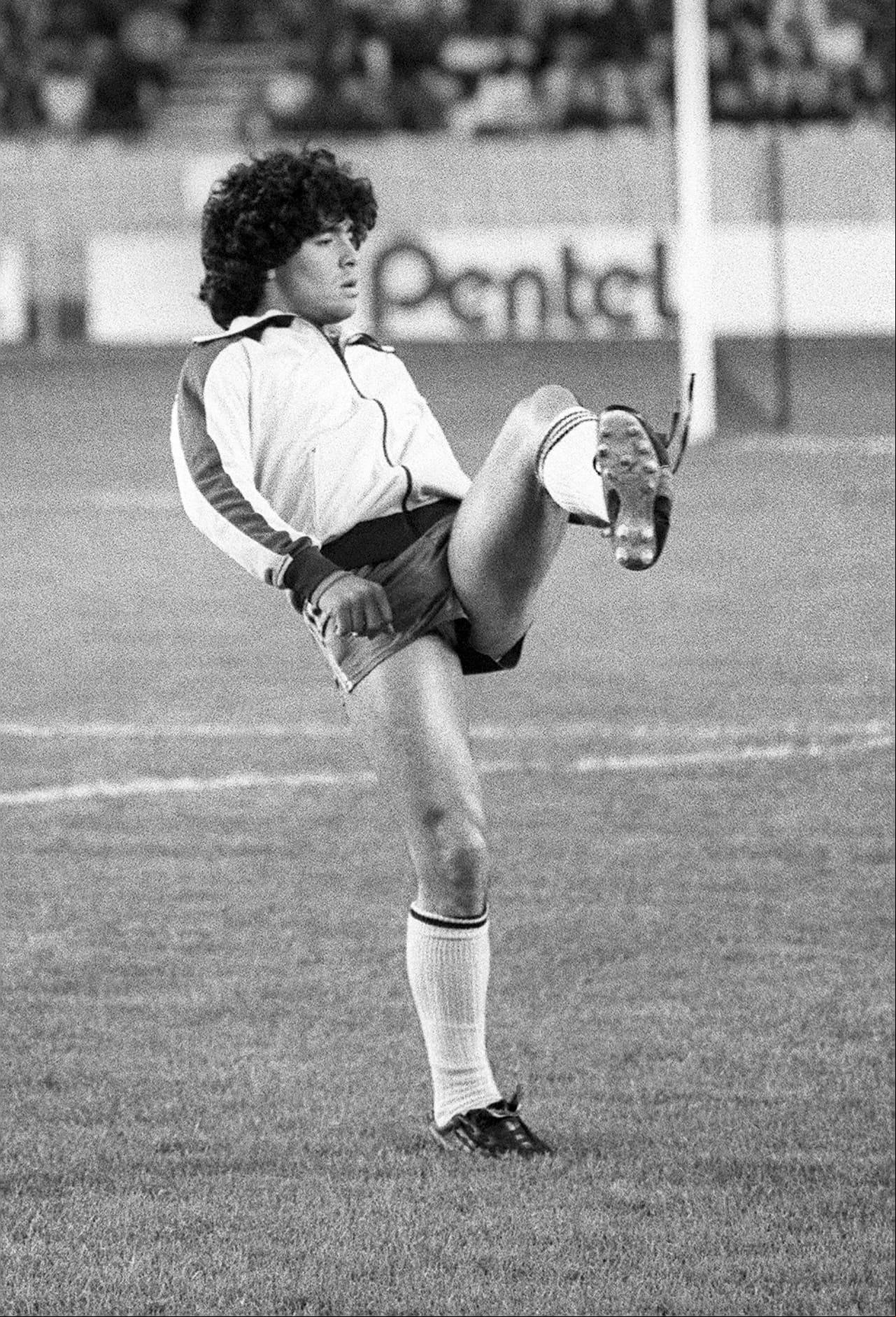 Maradona cumpliría su sueño de jugar con Boca Juniors, al que llegó en 1981 y que le serviría como vitrina mundial. Gracias a su juego allí tendría la oportunidad de ser el líder de Argentina en la clasificación al Mundial de España-82. Con los 'xeneises' fue campeón en Argentina y su imagen sirvió para disputar amistosos alrededor del mundo que sirvieron para apoyar la situación económica del club.