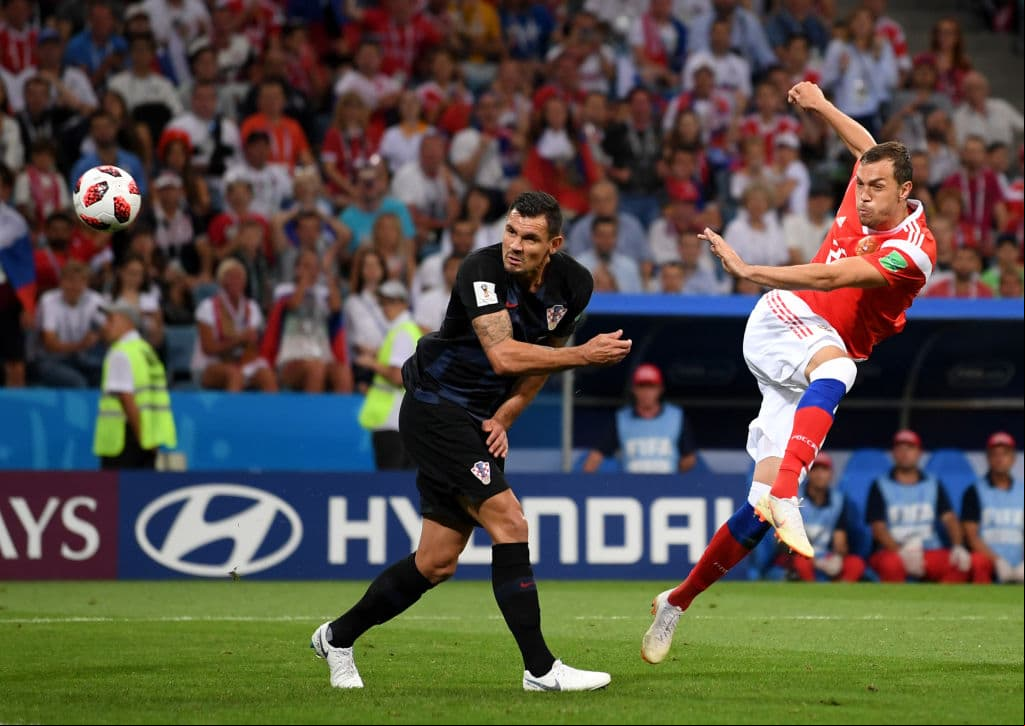 A pesar de la marcación que le estaban aplicando a Dzyuba, el espigado delantero ruso del Zenit San Petersburgo sacó un disparo que complicaba al portero croata Danijel Subasic. No pasó a mayores.