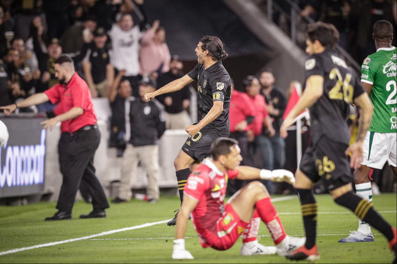 Al 77' Carlos Vela aprovechó un centro y remató de primera intención para el 2-0.