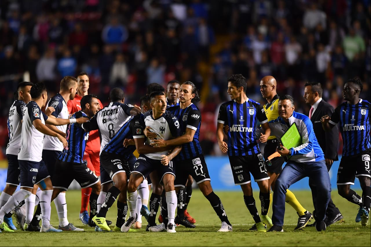 Otro partido que terminó con trifulca y expulsados entre Gallos y Rayados.