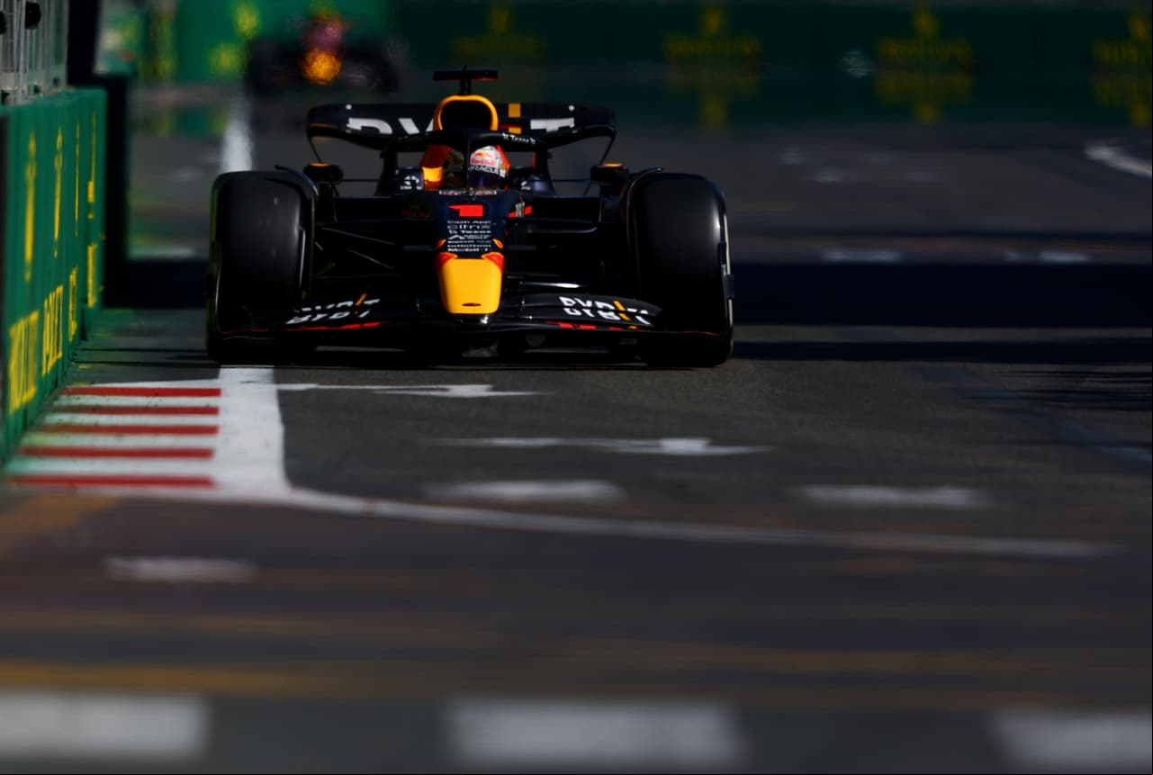 Red Bull hace 1-2 con el mexicano Sergio Pérez que sumó su quinto podio en la temporada al quedar segundo en Bakú; Verstappen gana el GP de Azerbaiyán y autos de Ferrari abandonan carrera.