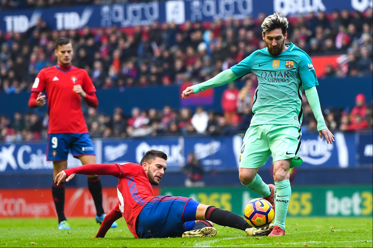 Una pérdida de Alex Berenguer sirvió al Barcelona para montar un contragolpe con servicio de Luis Suárez a Messi, cuyo remate desde el punto de penalti lo paró Nauzet en una gran intervención (m.15).