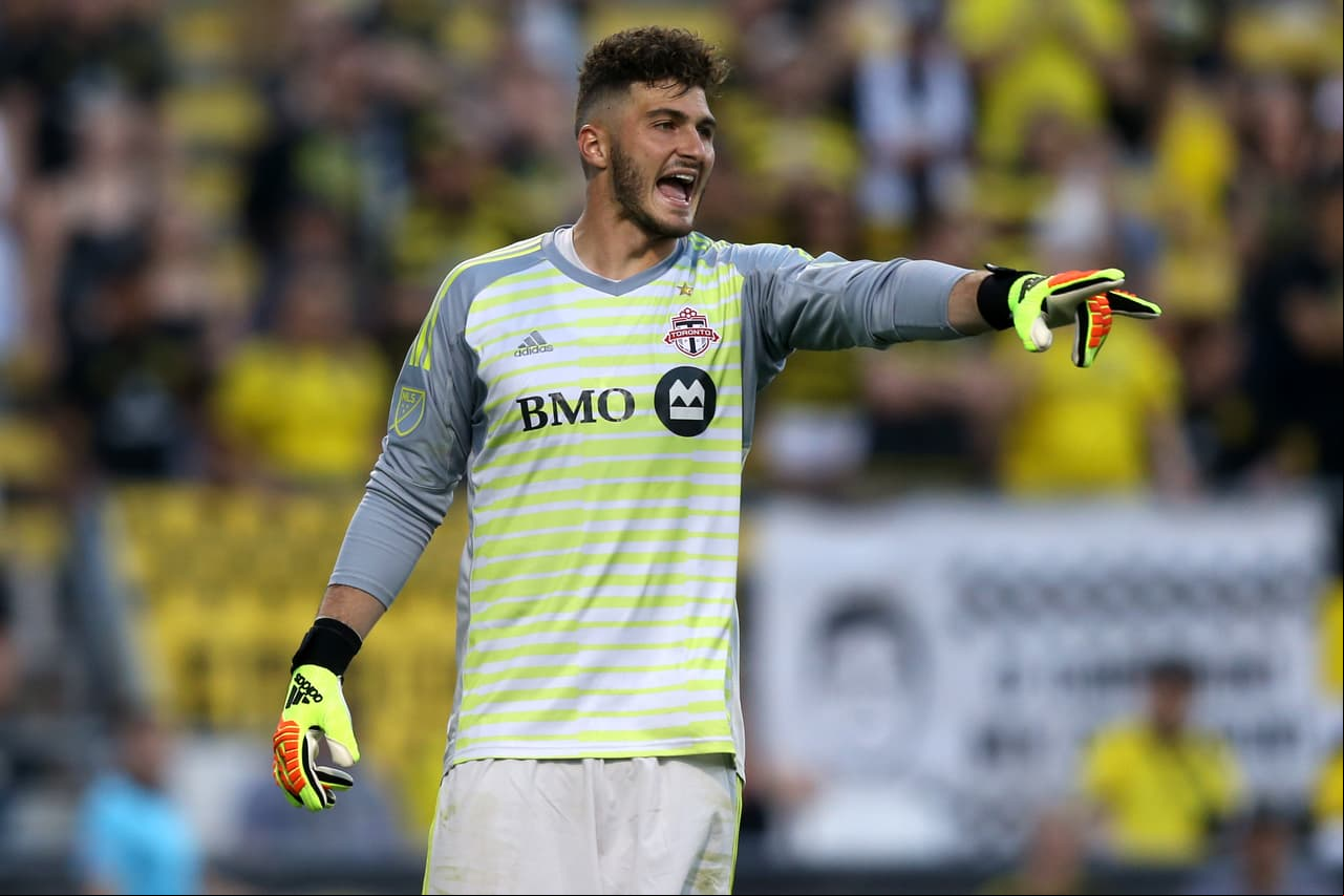 Toronto FC renueva el contrato del arquero Alex Bono