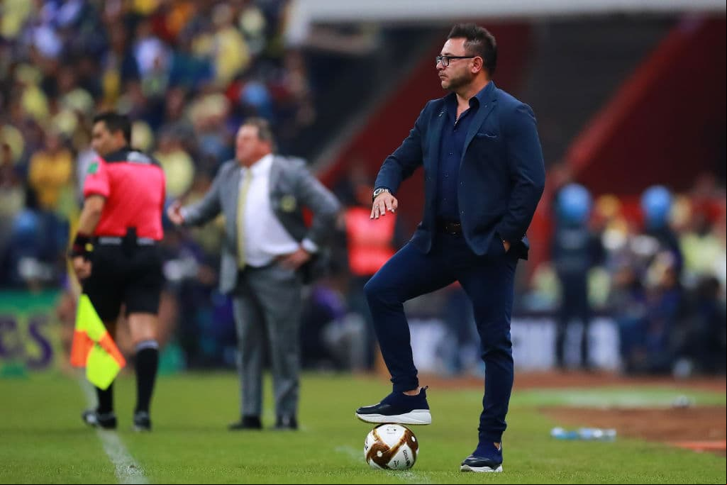 Trata de ordenar a su equipo tras la embestida americanista.