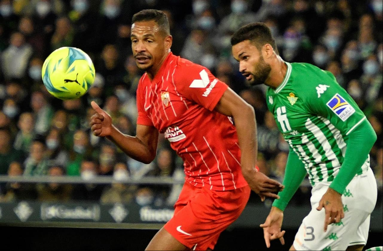 Sevilla se impone al Real Betis como visitante con marcador de 2-0. Marcos Acuña hizo el primer tanto al 55', mientras que Héctor Bellerín de los béticos, le dio el segundo al 81'. Andrés Guardado jugó 62 minutos del encuentro.