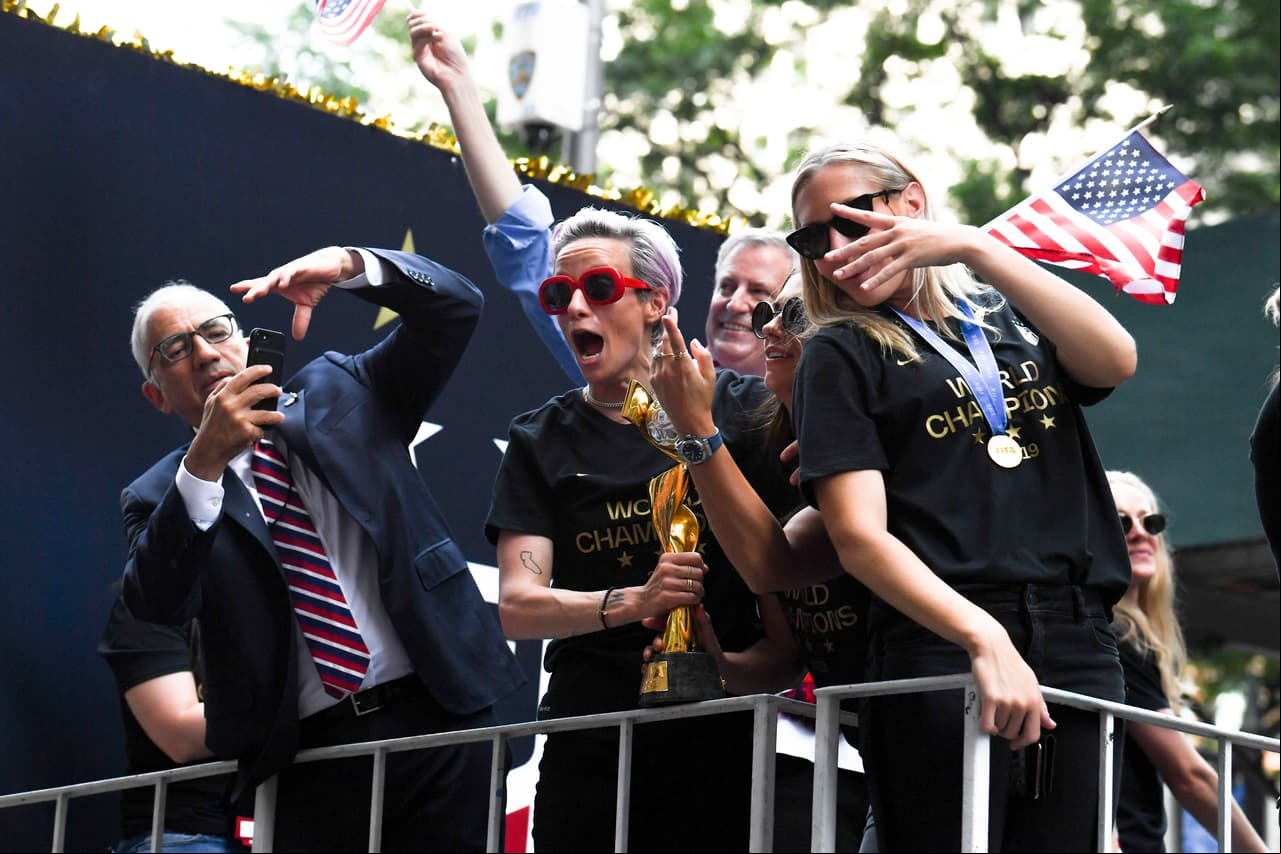 Megan Rapinoe, Alex Morgan, Julie Ertz, Allie Long, Carli Lloyd y compañía vivieron este miércoles una jornada especial en Nueva York durante el desfile de campeonas del mundo con el Team USA. Cientos de aficionados salieron a las calles de la Gran Manzana para saludar a sus heroínas.