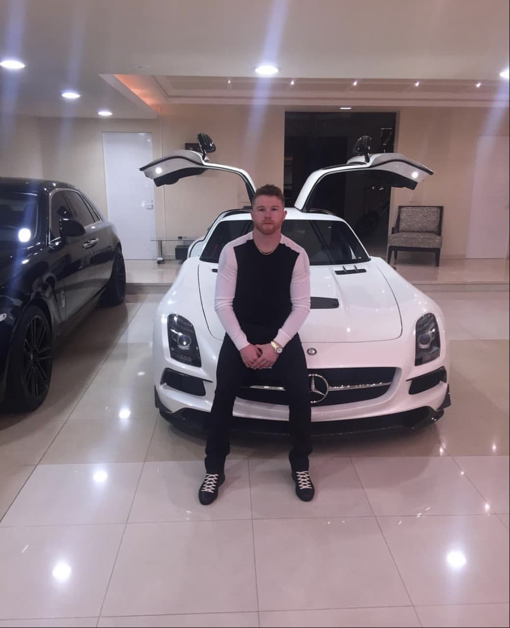 El icónico coche de Mercedes-Benz, el SLS AMG 'alas de gaviota' no podía faltar en la colección del mexicano.