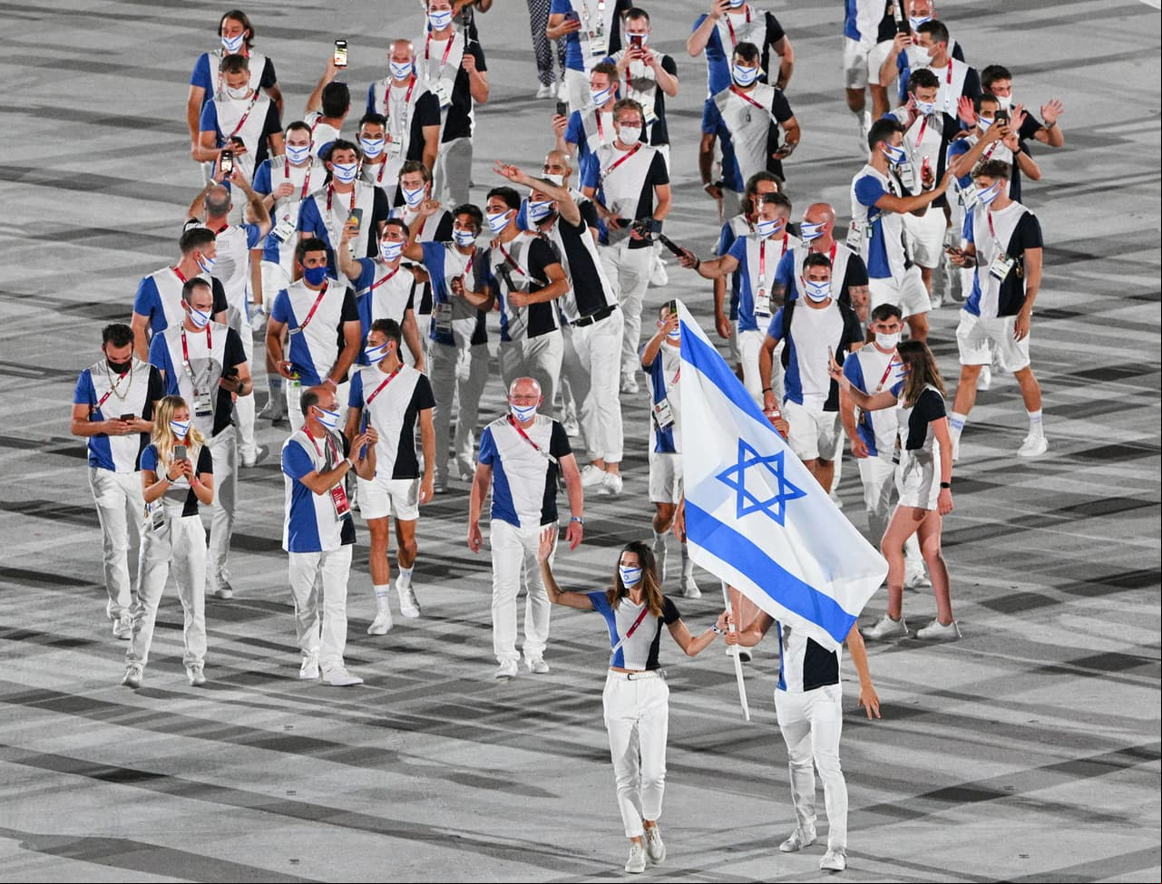 Hanna Minenko y Yakov Toumarkin fueron los encargados de portar la bandera de Israel.