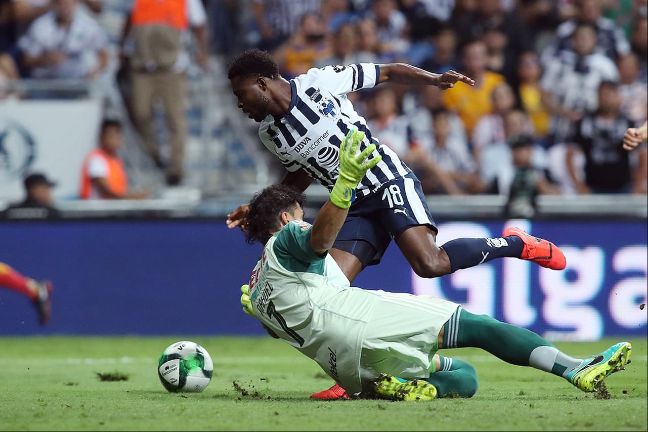 Avilés Hurtado y Nahuel Guzmán, durante el juego de Ida de las Semifinales del Clausura 2019 de la Liga MX en el Estadio BBVA.