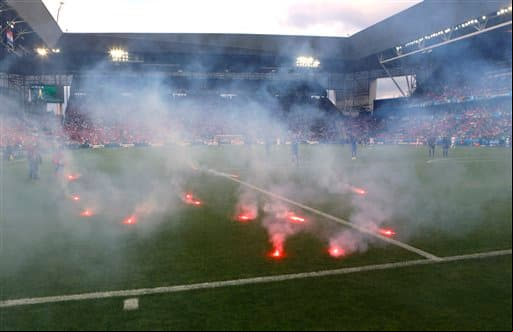 Los aficionados croatas protagonizaron peleas en las tribunas y lanzaron bengalas al campo.