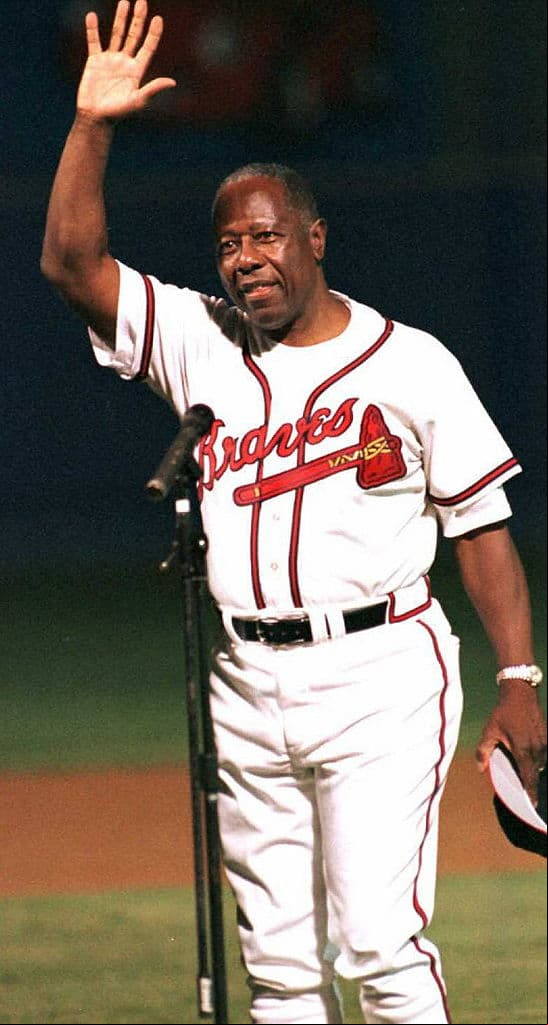 Henry Louis Aaron, mejor conocido como Hank Aaron y quien fuera leyenda de los Atlanta Braves e inducido al Salón de la Fama en 1982, falleció este viernes a los 86 años.