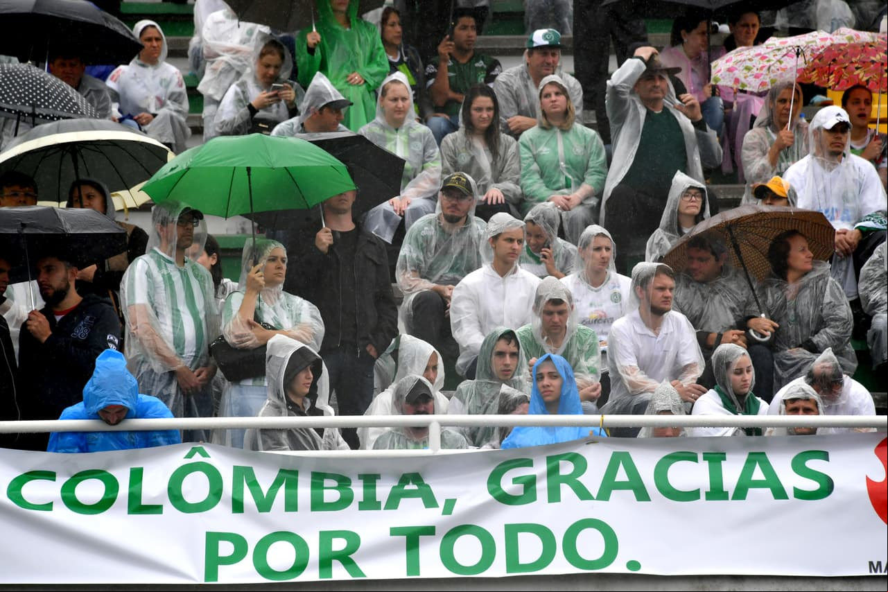 Más de 100,000 personas se dieron cita en el estadio del equipo para recibir los cuerpos de los futbolistas que fallecieron en el accidente aéreo.