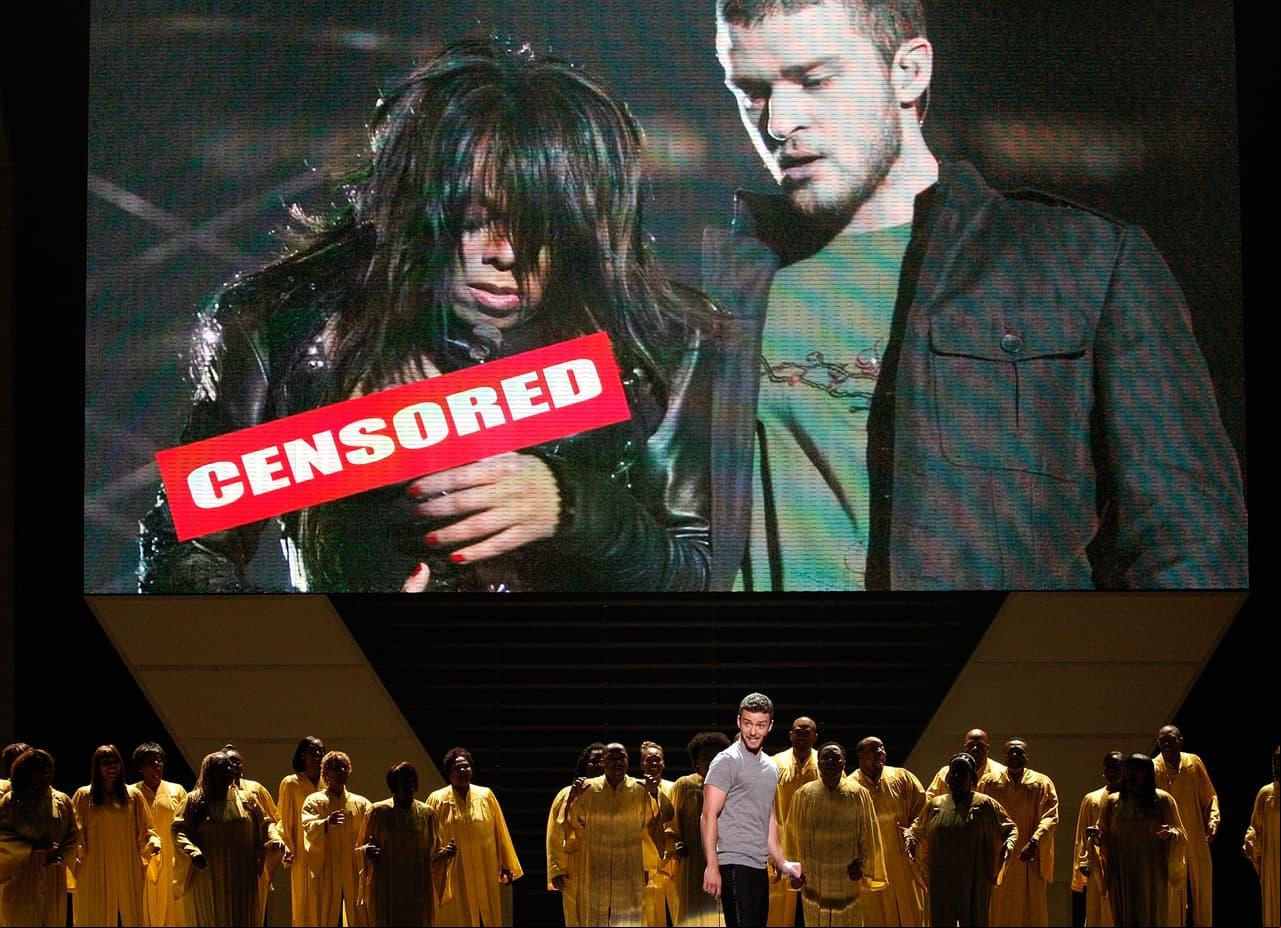 En un movimiento, Timberlake dejó al descubierto un pecho de su compañera de escena, en un momento que generó la atención mundial y mucha polémica.