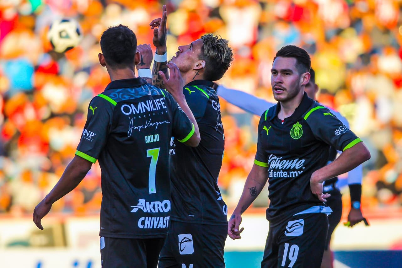 Chivas golea a Mineros en amistoso que sirvió para homenajear a Benjamín Galindo