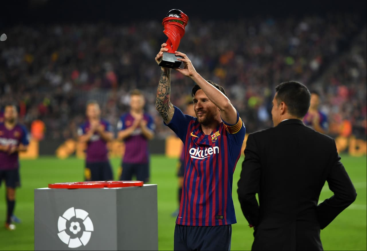 La noticia llega un día después de que Messi, que recibió en octubre el premio de la Liga de España como mejor jugador de septiembre, fuera condecorado como goleador y como el Mejor por los Premios Marca.