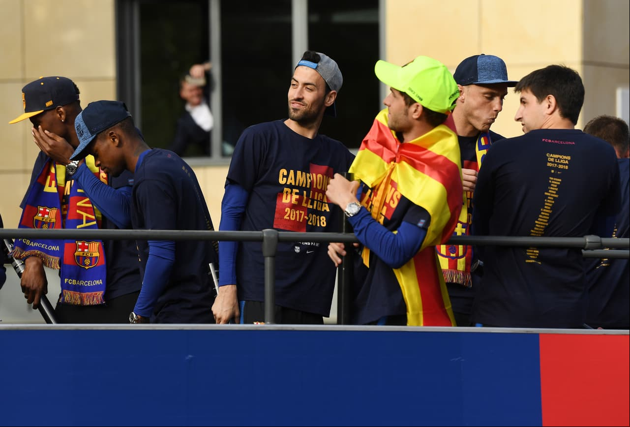 Barcelona celebró el octavo doblete de su historia con un recorrido urbano, festejo que congregó durante dos horas a decenas de miles de aficionados culés, entregados a un equipo que ganó Liga y Copa.