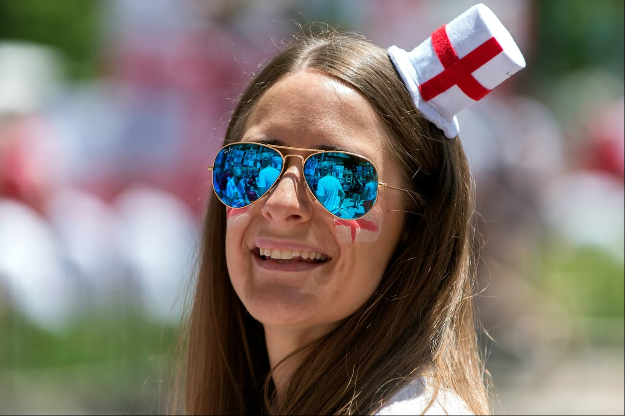 Ellas también gustan de la pasión futbolera. Mira las bellezas que disfrutaron la Eurocopa 2016 en Francia.