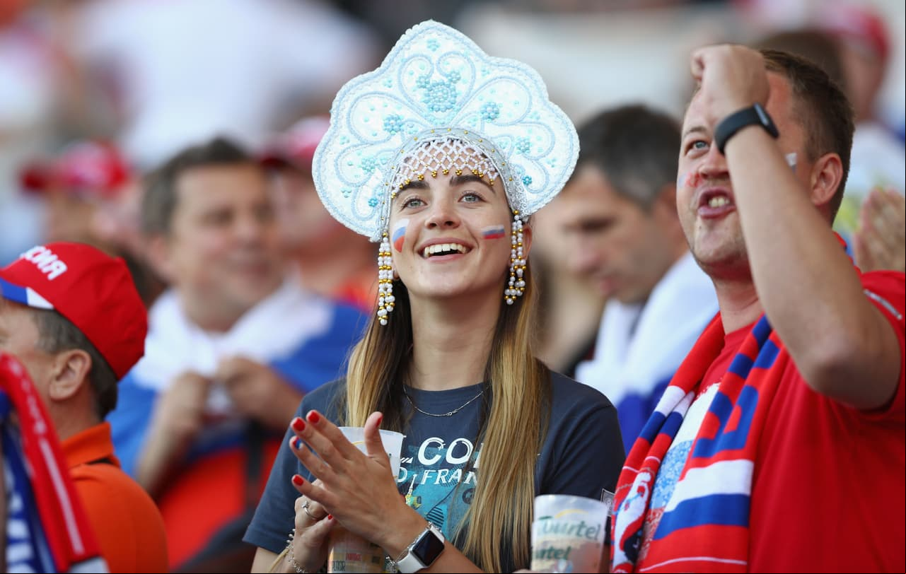 Ellas también gustan de la pasión futbolera. Mira las bellezas que disfrutaron la Eurocopa 2016 en Francia.