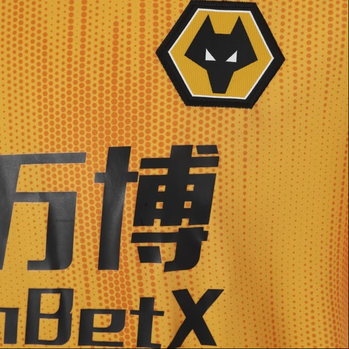 Después de una primera temporada sorprendente, Raúl Jiménez y los Wolves ya tienen nuevo jersey local para el siguiente curso en el que no solo piensan en mantener la categoría, sino en meterse en los torneos europeos.