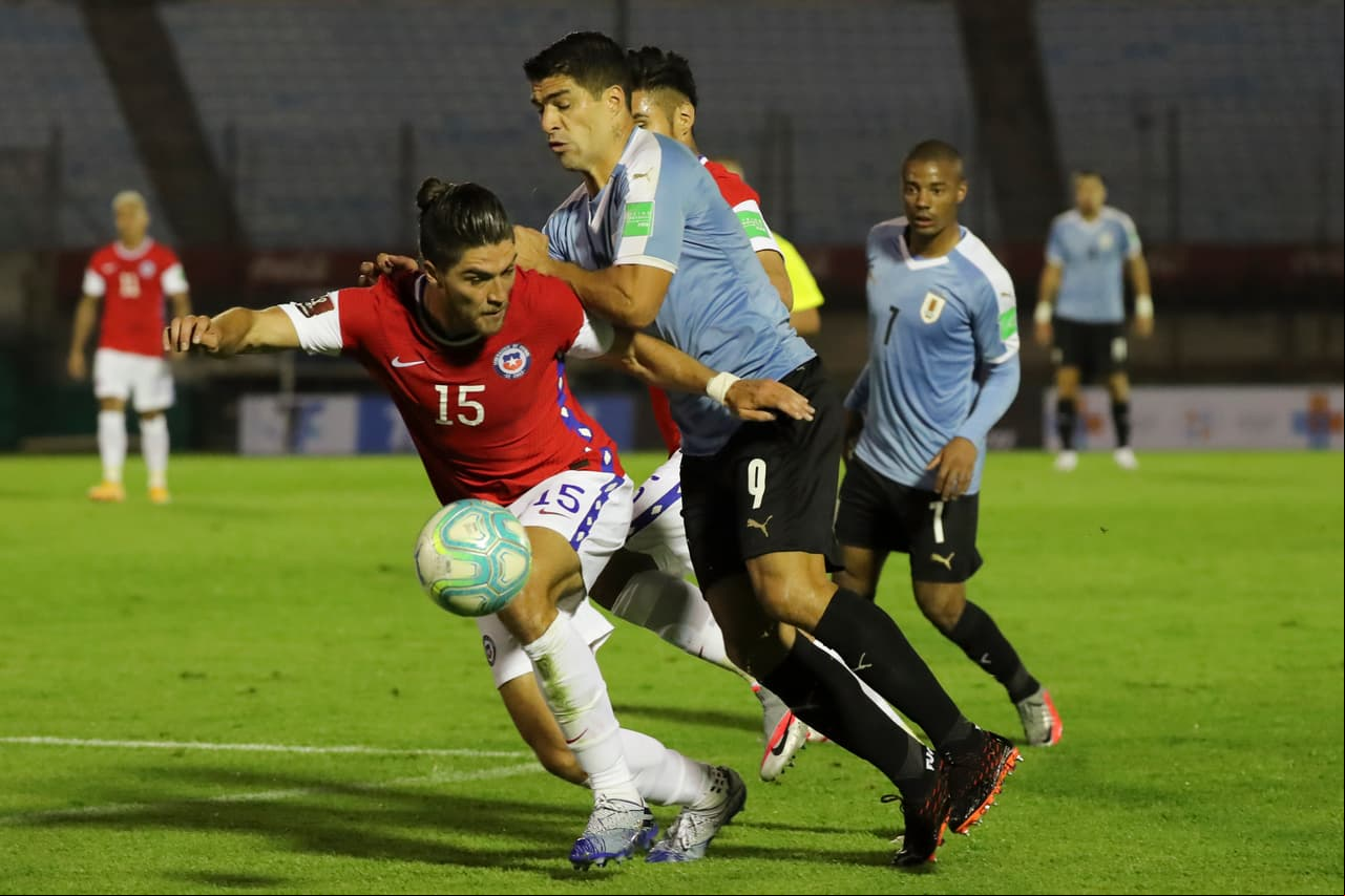 Los Charrúas arrancan con la posesión del balón, pero con errores en el toque final de la ofensiva.