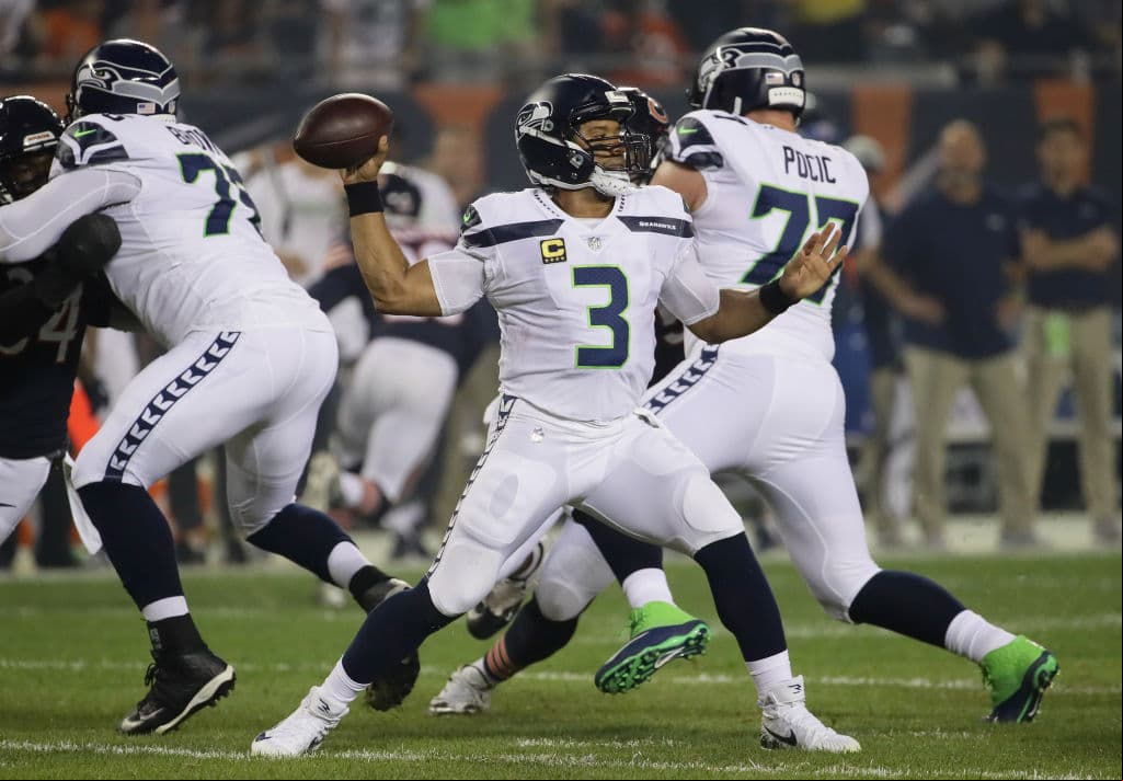 Russell Wilson sin embargo no se rindió y puso el marcador más decoroso aunque no evitó la caída de su equipo. Acabó con 226 yardas al completar de 226 y dos anotaciones.