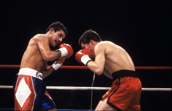 Julio César Chávez vs Edwin Rosario. Tras subir a peso ligero en noviembre de 1987, Chávez demostró ante Rosario por qué es considerado el mejor boxeador de México. El 'César del boxeo' noqueó al puertorriqueño en el round 11 y se quedó con el título mundial AMB.
